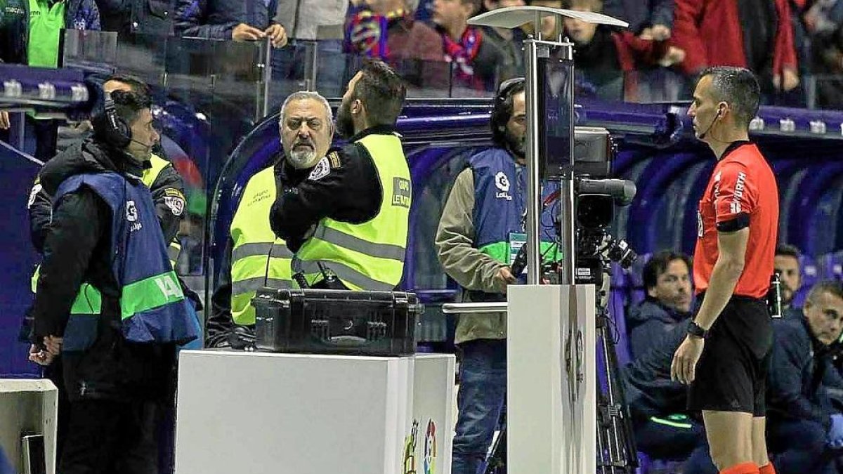 El colegiado Jaime Latre, revisando ayer la pantalla a sugerencia del VAR.-PHOTO DEPORTE