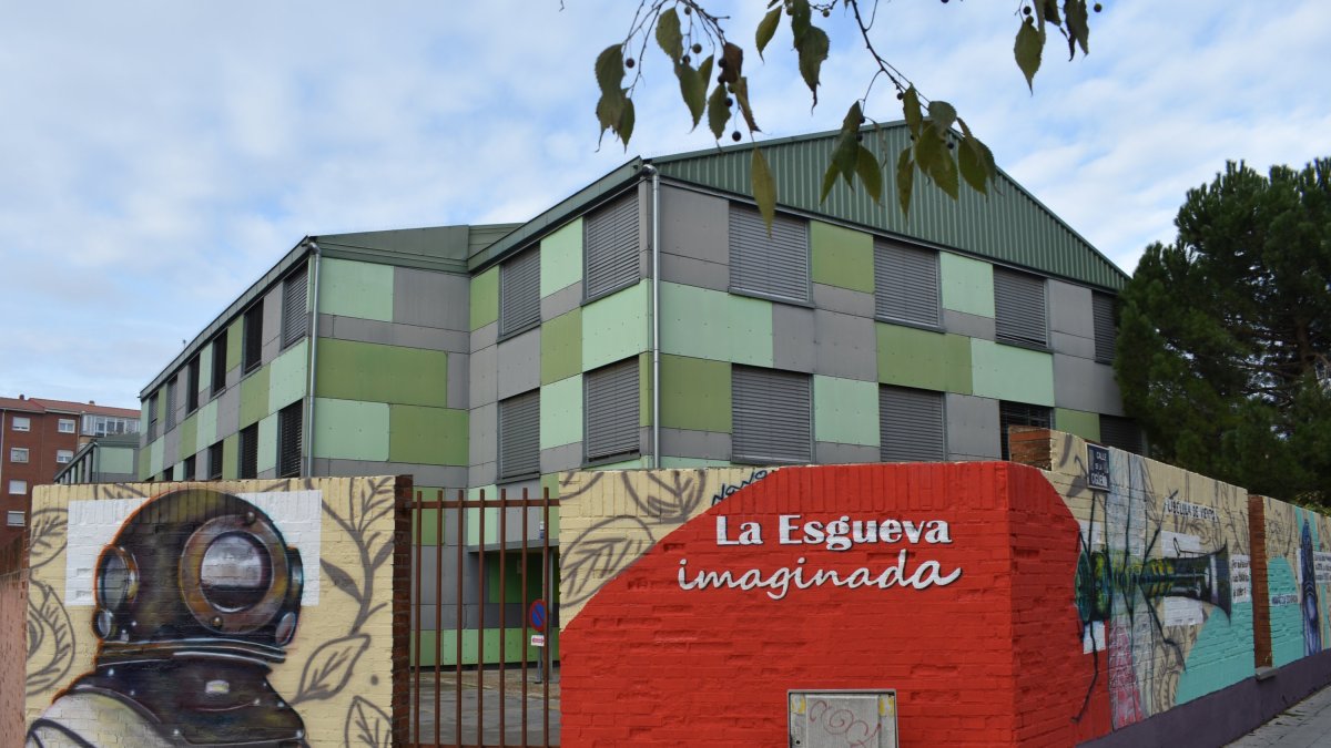 Caminar sobre el río Esgueva sin adentrarse en sus aguas es asunto complicado, pero Nano Lázaro ha conseguido a través de diez murales trasladar su fauna y flora representativa hasta las paredes del barrio Pajarillos para contar la fábula de 'La Esgueva imaginada' con el objetivo de mostrar cómo es la vida en este ecosistema.