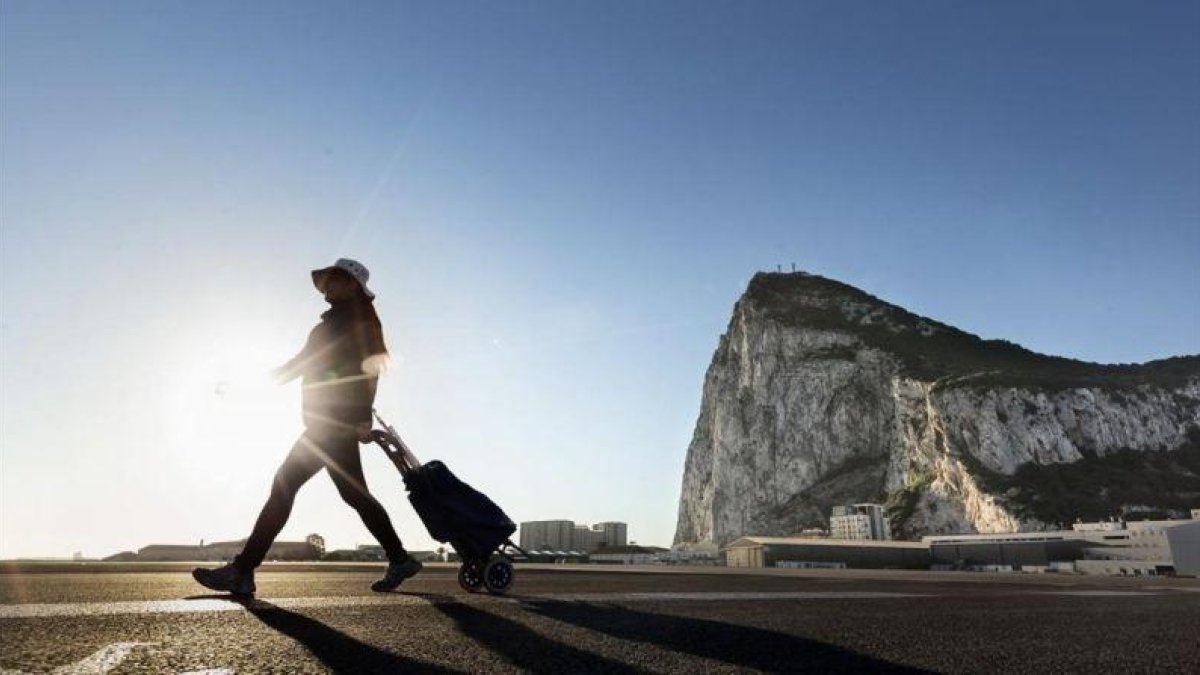 Una mujer camina por La Línea de la Concepción (Cádiz), justo en la frontera entre España y Gibraltar.-AP / DANIEL OCHOA DE OLZA