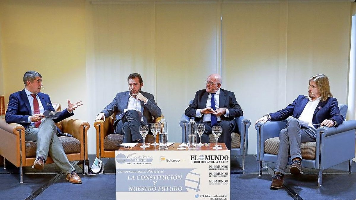 Pablo Lago, Óscar Puente, Jesús Julio Carnero y Pablo Fernández, en un momento del Club de Prensa de EL MUNDO DE CASTILLA Y LEÓN sobre los 40 años de la Constitución.-J. M. LOSTAU