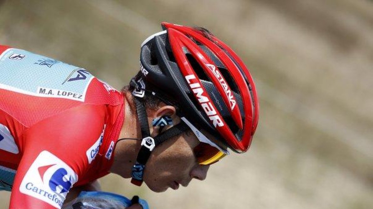 El colombiano Miguel Ángel López, con el jersey de líder de La Vuelta.-EFE