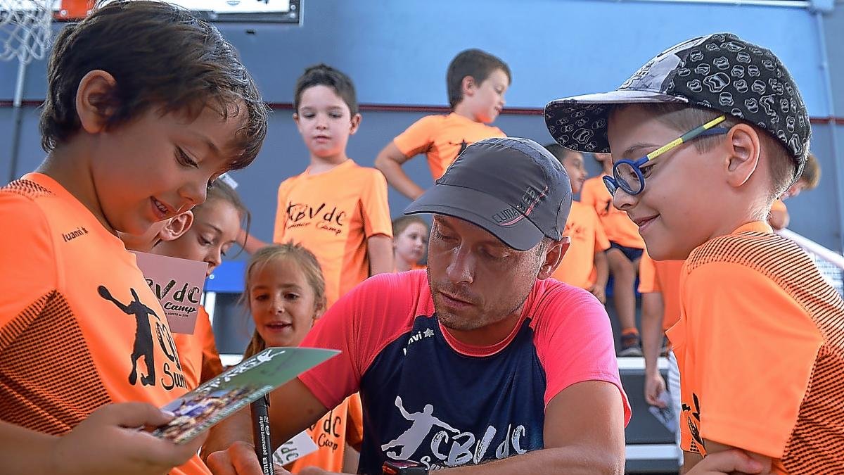 Diego Camino firma autógrafos en el Campus de Viana.-NACHO GALLEGO