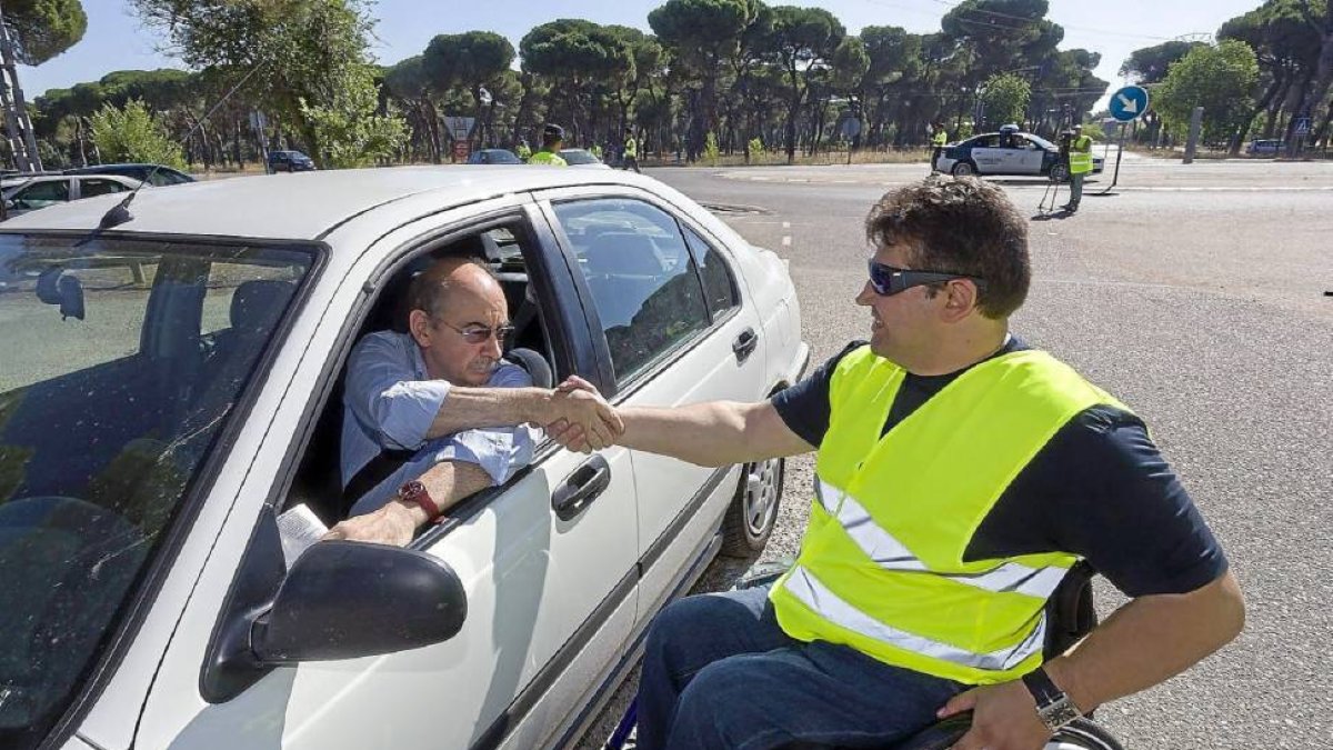 Conductor en el control de la CL-610 junto al voluntario de ASspaym.-Pablo Requejo