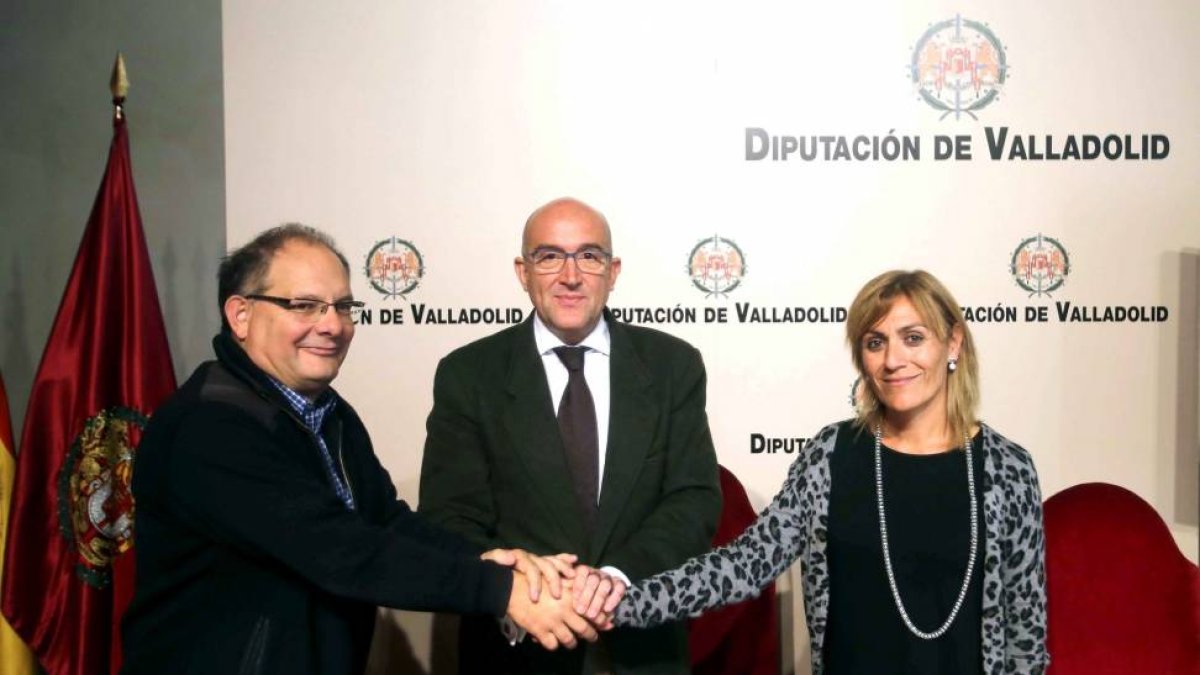 El presidente de la Diputación de Valladolid, Jesús Julio Carnero, firma un convenio de colaboración con la coordinadora provincial deCruz Roja, Isabel Gómez y el director de Cáritas Diocesana de Valladolid, Jesús García Gallo, para ayudar a los refugiado-ICAL