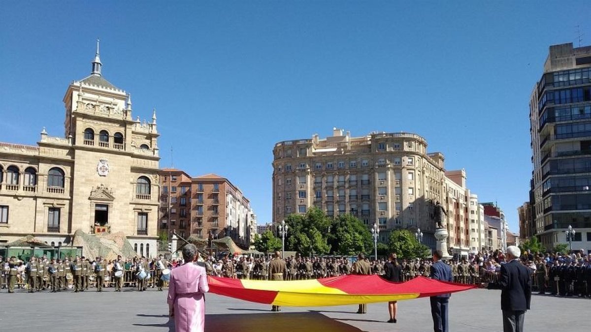 Izado de bandera en plaza Zorrilla-E. PRESS
