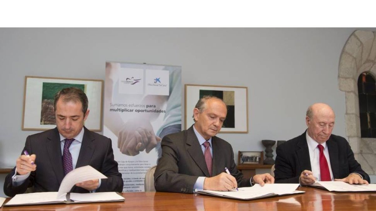 (I a D) José María Leal, presidente de la Fundación Caja de Burgos, el director territorial de CaixaBank en Castilla y León - Asturias, José Manuel Bilbao, y el presidente de la Fundación Santa María la Real, José María Pérez 'Peridis'-Ical