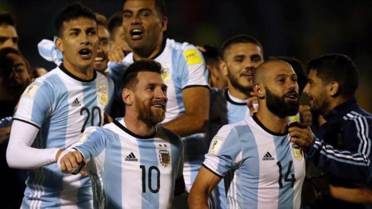 Messi, Mascherano y sus compañeros, antes de abandonar el campo en Quito.-REUTERS / EDGARD GARRIDO