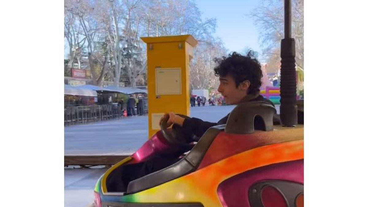 Blas Polidori, de 'La Sociedad de la Nieve', en los coches de choque en Valladolid. -ALFONSINA CARROCCIO