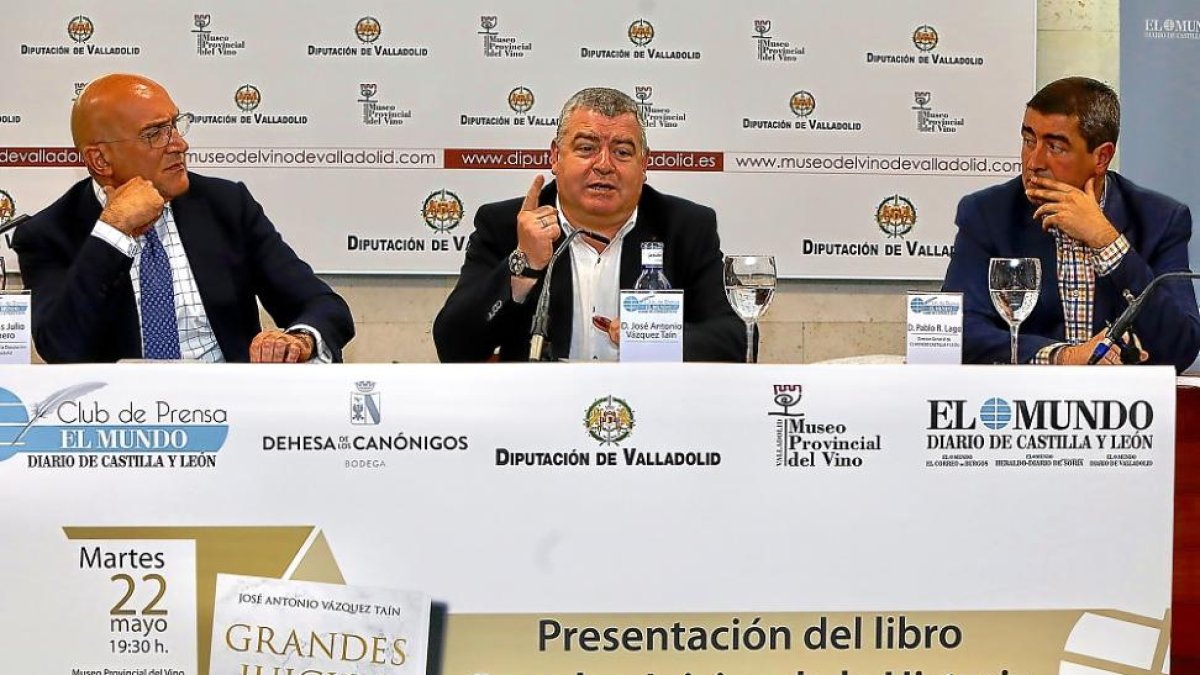 El presidente de la Diputación, Jesús Julio Carnero, el juez José Antonio Vázquez Taín y el director de EL MUNDO DE CASTILLA Y LEÓN, Pablo Lago, durante la presentación del libro.-J.M. LOSTAU
