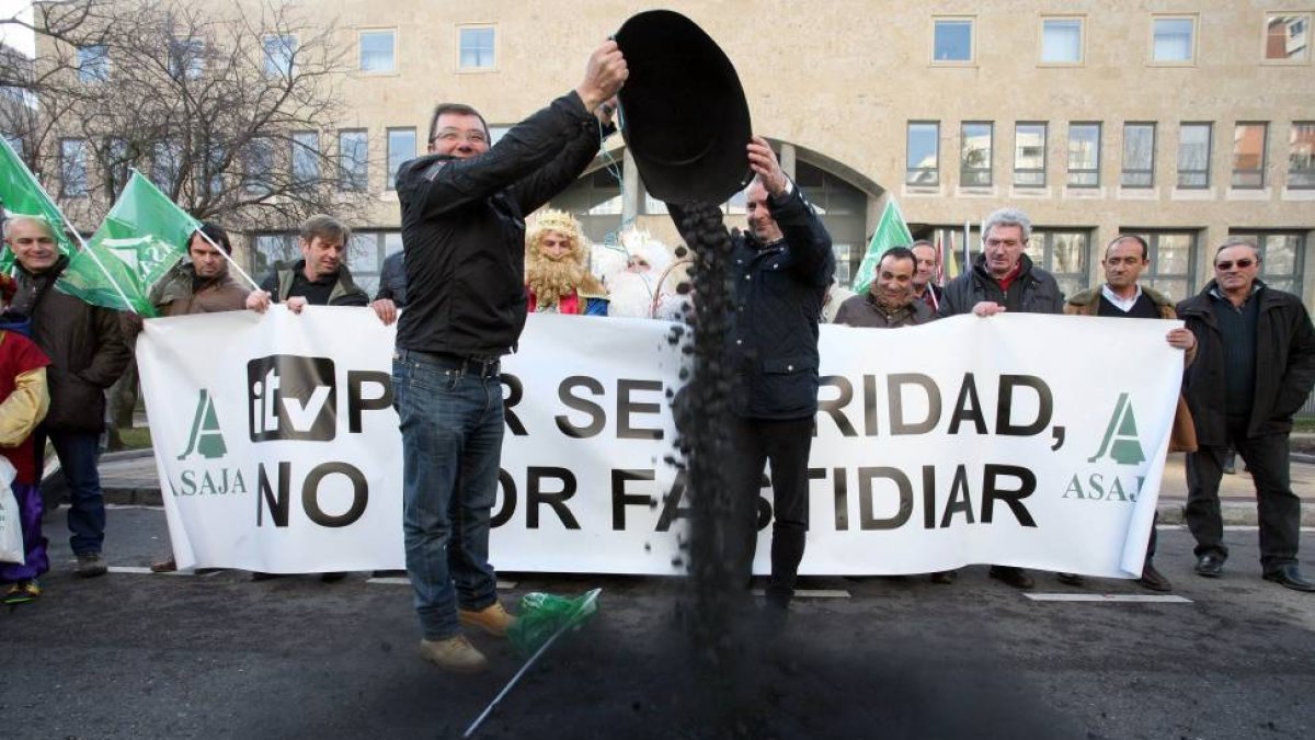 La organización Agraria Asaja acompañando a los Reyes Magos, lleva carbón a la Consejería de Economía de la Junta-Ical