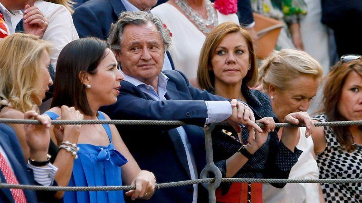 María Dolores de Cospedal y su esposo, Ignacio López del Hierro.-JUANJO MARTIN (EFE)