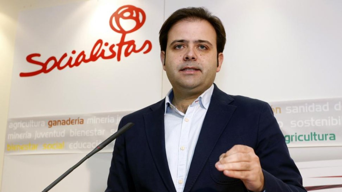 El secretario general del PSL-PSOE y viceportavoz del Grupo Socialista en las Cortes de Castilla y León, Tino Rodríguez, ofrece una rueda de prensa para analizar temas de actualidad política, con motivo del inicio del nuevo año.-ICAL