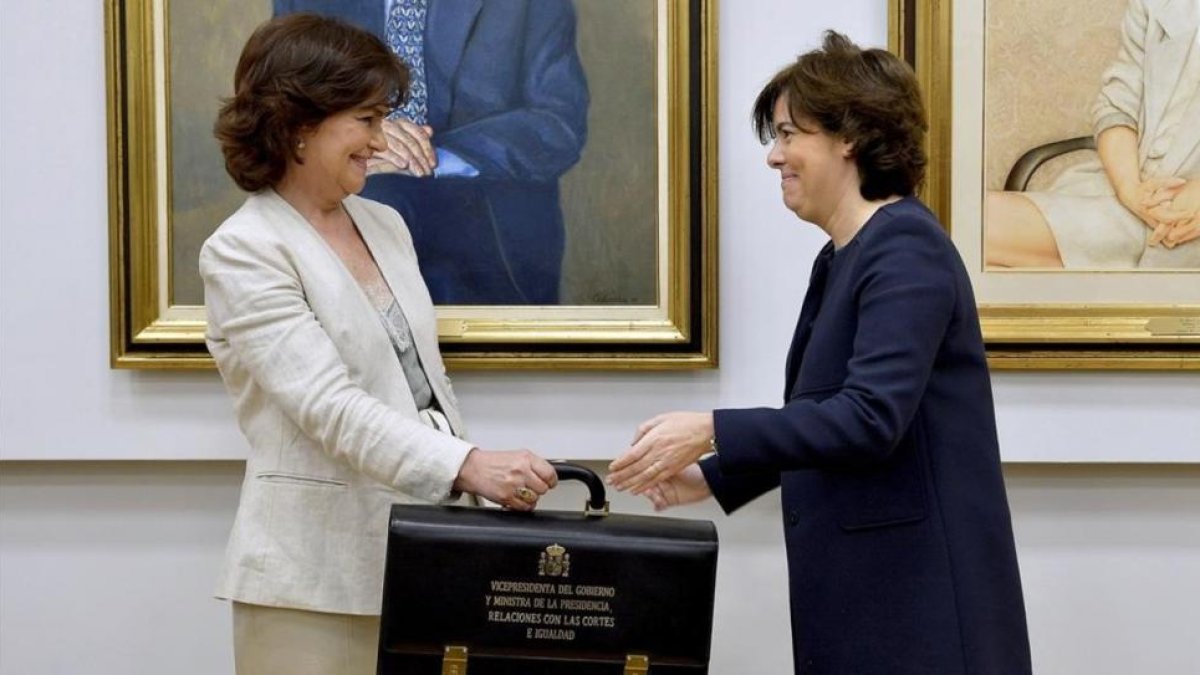 Carmen Calvo y Soraya Sáenz de Santamaría, durante el traspaso de poderes.-EFE