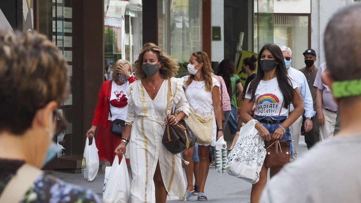 Rebajas por la zona centro de Vallaodlid. - PHOTOGENIC/MIGUEL ÁNGEL SANTOS