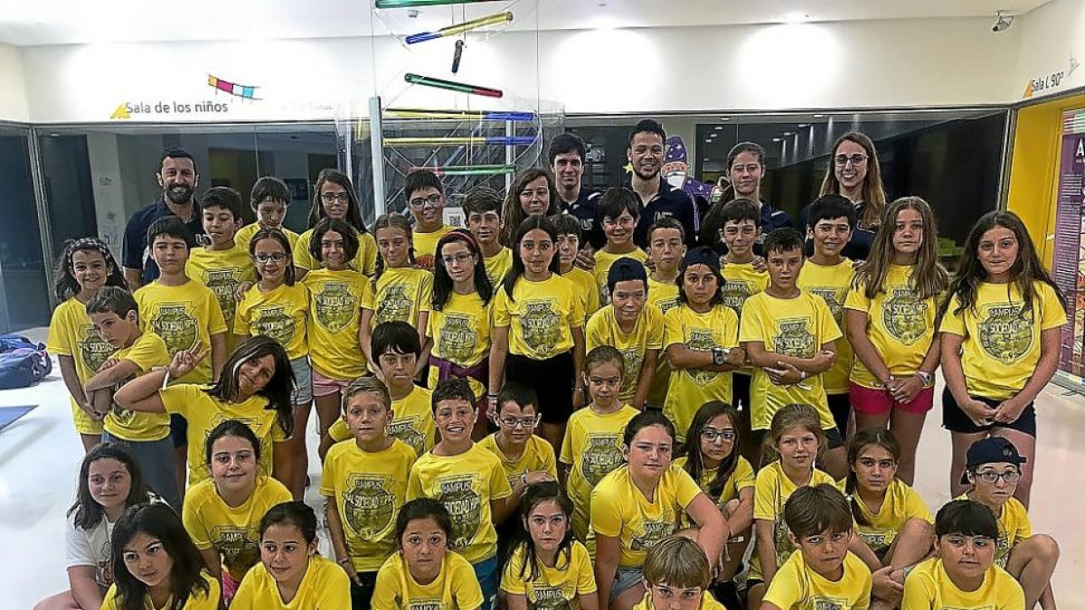 Foto de familia del XXIVCampus de la Real Sociedad Hípica ayer en su visita al Museo de la Ciencia.-EL MUNDO