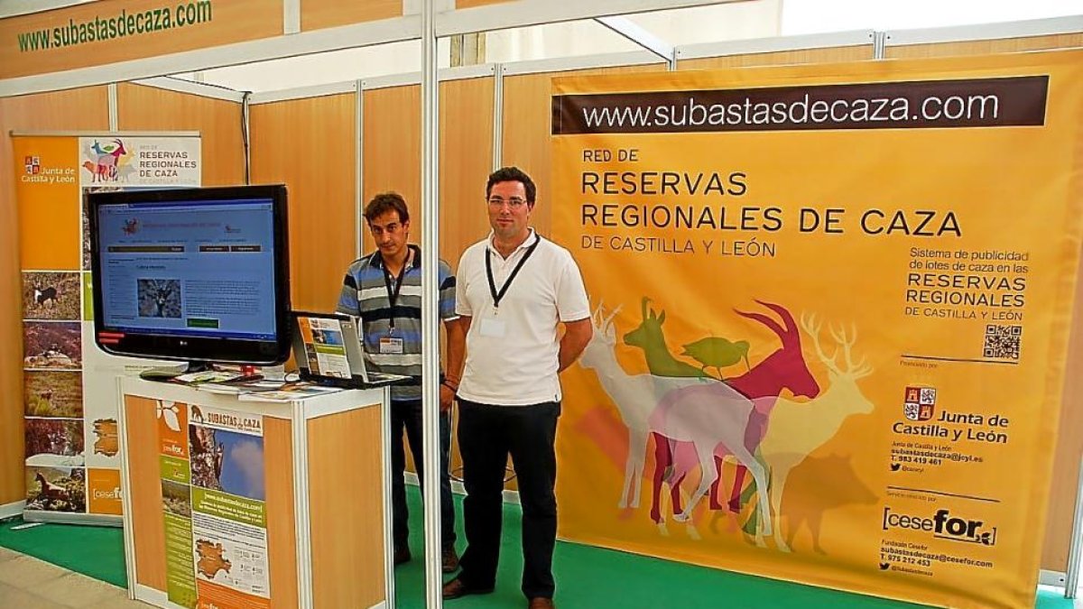 Stand de la Red de Rerservas Regionales de Caza de Castilla y León en la Feria Intercaza de Córdoba-LEONARDO DE LA FUENTE
