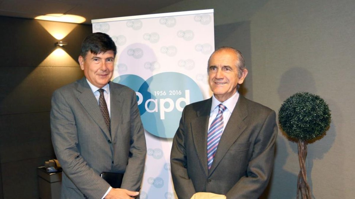 El presidente de la Asociación para el Progreso de la Dirección (APD), José Ignacio Nicolás-Correa (D), y el exministro Manuel Pimentel, conversan antes de comenzar la conferencia 'España 2017'-Rubén Cacho / ICAL