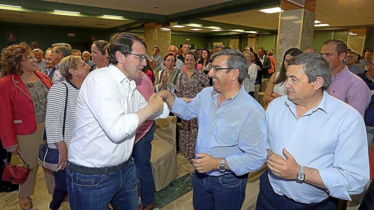 Alfonso Fernández Mañueco saluda a los asistentes a acto de su visita ayer a Segovia.-ICAL