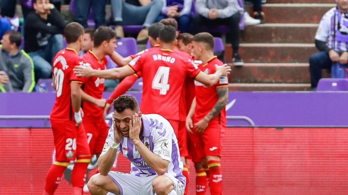 Óscar Plano se lamenta en cuclillas tras el gol del Getafe en el minuto 95, marcado con un penalti cometido por él.-J. M. LOSTAU