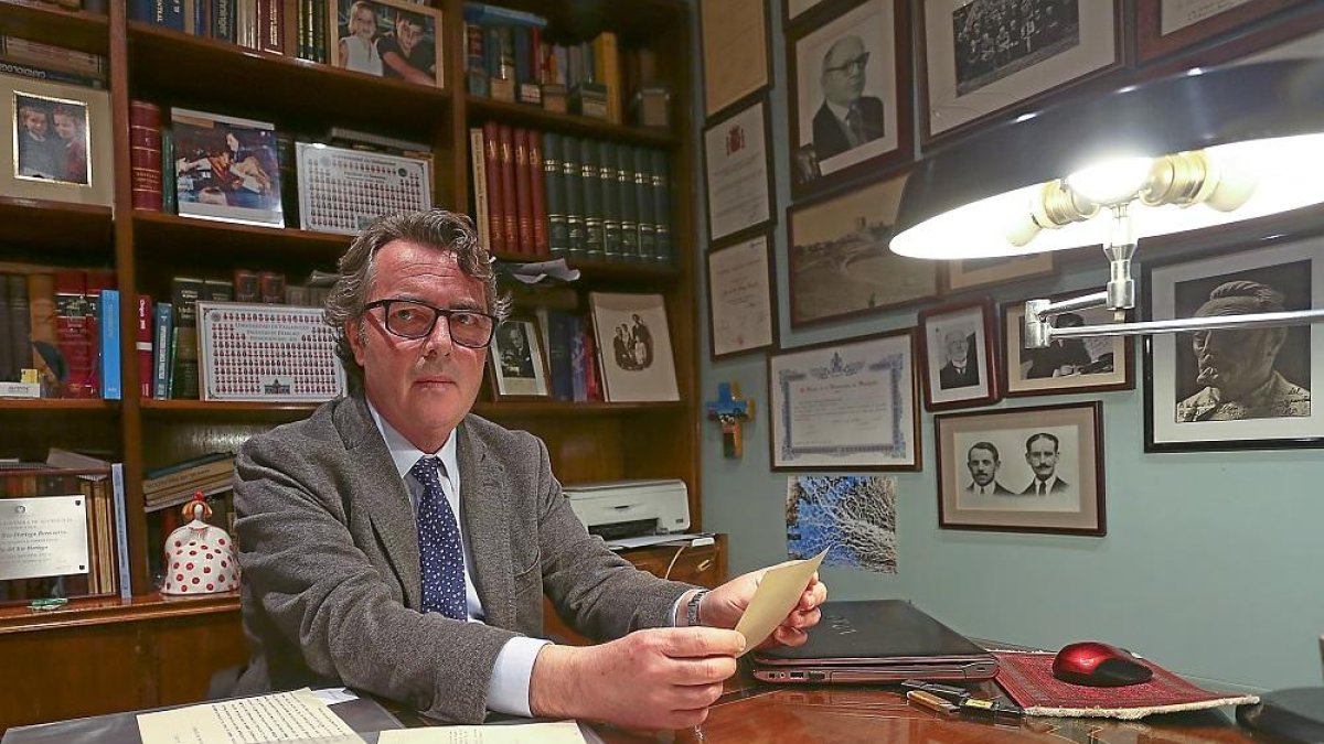 Juan del Río Hortega muestra documentos de su tío Pío del Río Hortega en su casa en Valladolid.-MIGUEL ÁNGEL SANTOS