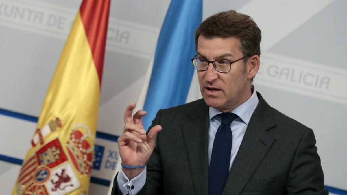 El presidente de la Xunta, Alberto Núñez Feijóo, durante la la rueda de prensa ofrecida hoy para informar de los acuerdos tomados en la sesión semanal de su equipo de gobierno.-EFE