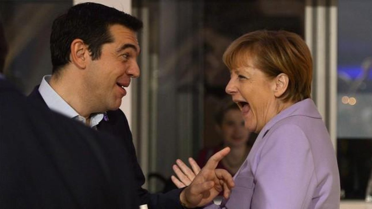 Alexis Tsipras y Angela Merkel en La Valetta.-