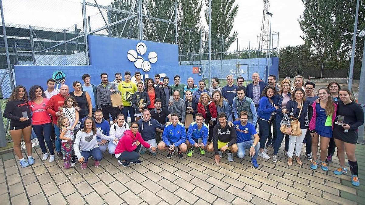 Foto de familia de los ganadores y los finalistas del XVIII Open Ferias de la Virgen de San Lorenzo.-JOSÉ C. CASTILLO