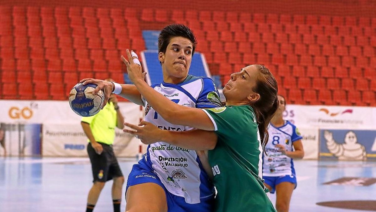 Cristina Cifuentes se fabrica un hueco para lanzar ante Jennifer Gutiérrez.-BALCAZA