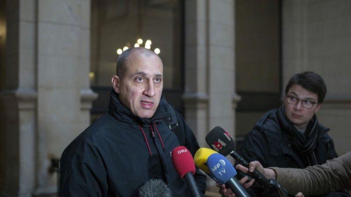 Vjeran Tomic se enfrentó a los medios de comunicación este lunes en la corte para su juicio.-Thibault Camus / AP