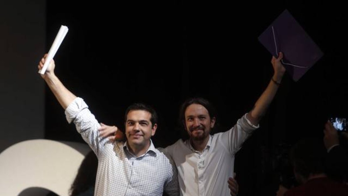 Alexis Tsipras y Pablo Iglesias durante el acto de clausura de la Asamblea Ciudadana de Podemos de noviembre.-Foto: AGUSTÍN CATALAN