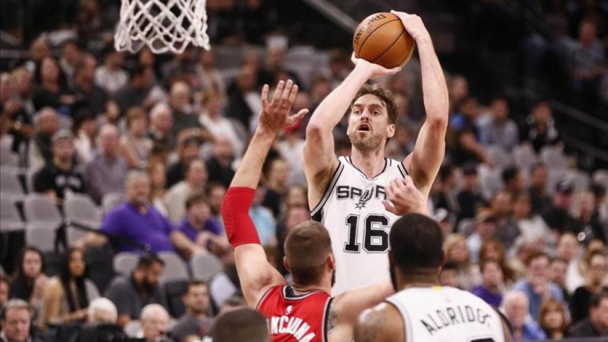 Pau Gasol se dispone a encestar.-