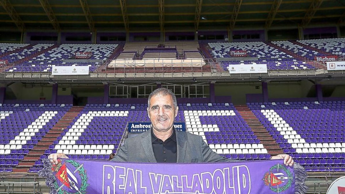 Paco Herrera posa sonriente en Zorrilla minutos antes de ser presentado como entrenador del Real Valladolid.-Pablo Requejo