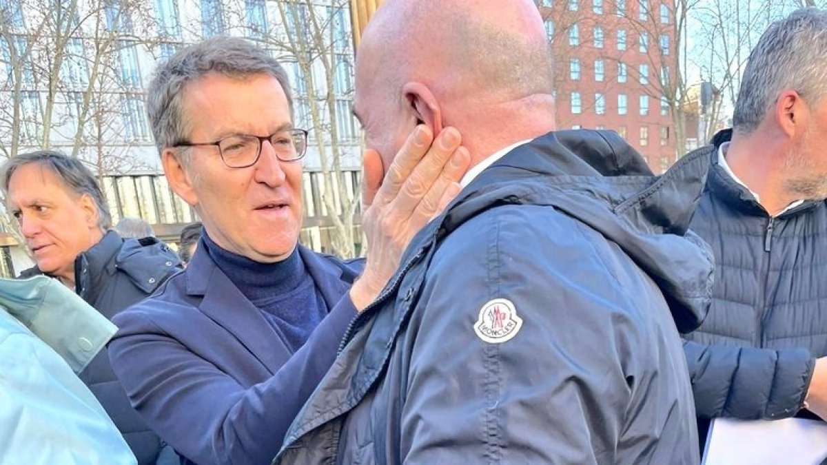 El presidente del PP, Alberto Núñez Feijóo con el candidato a la Alcaldía de Valladolid, Jesús Julio Carnero. E.M.