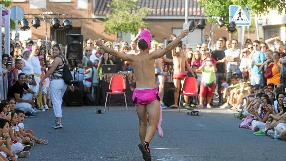 Un participante de la tradicional carrera de calzoncillos en Tudela de Duero.-El Mundo