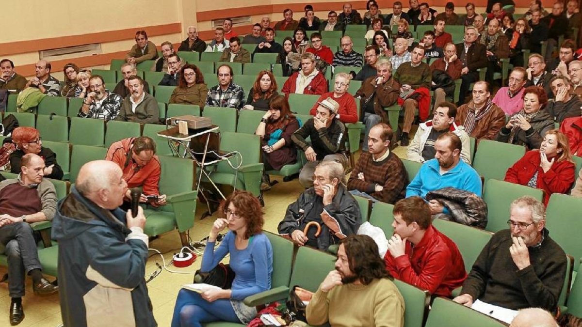 La Asociación Parados en Movimiento celebra una asamblea en el Centro Cívico Delicias-J.M.Lostau