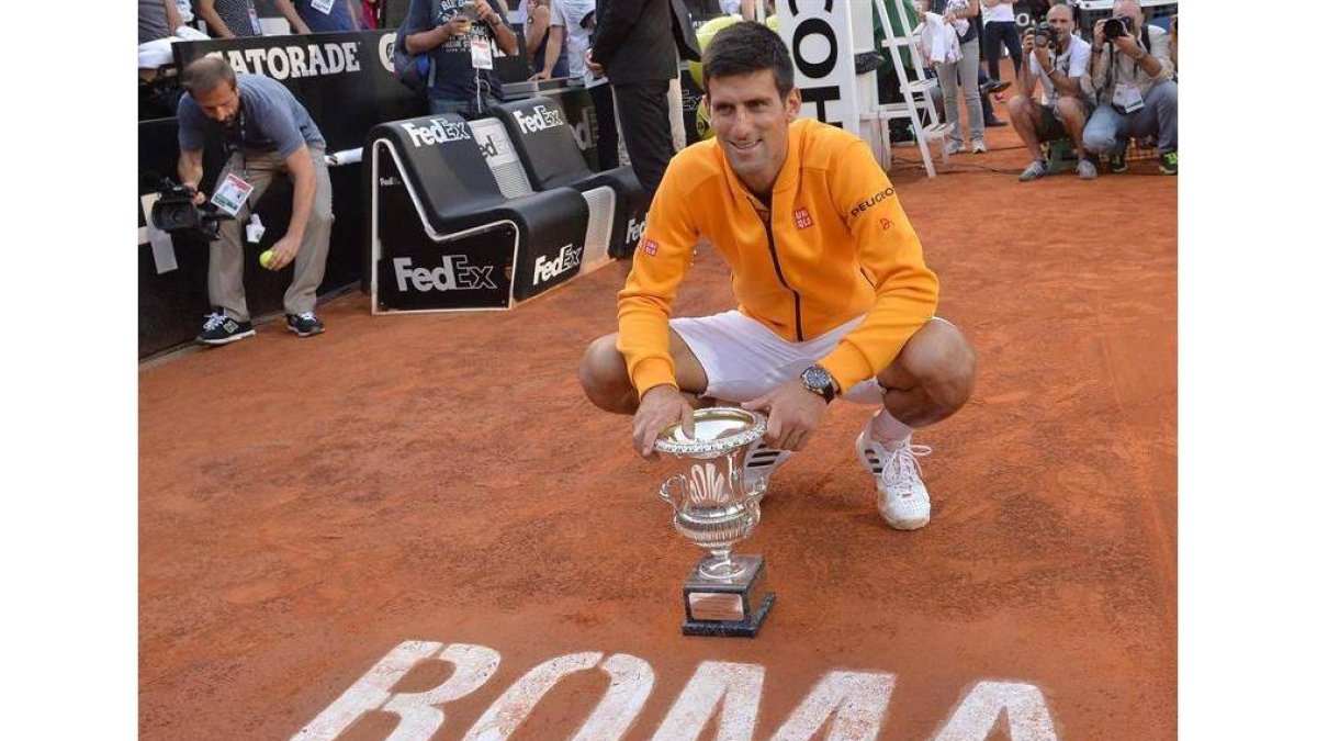 Djokovic posa con su trofeo.-EFE