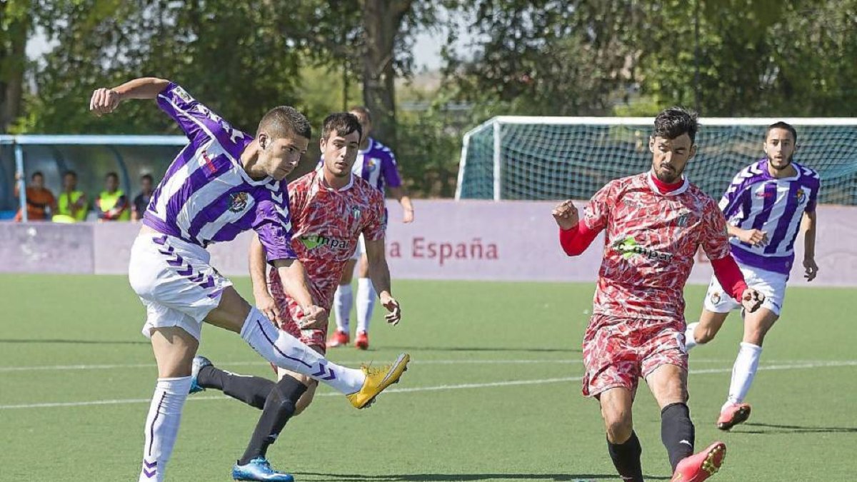 Caye Quintana remata en el partido frente al líder Guijuelo.-Pablo Requejo
