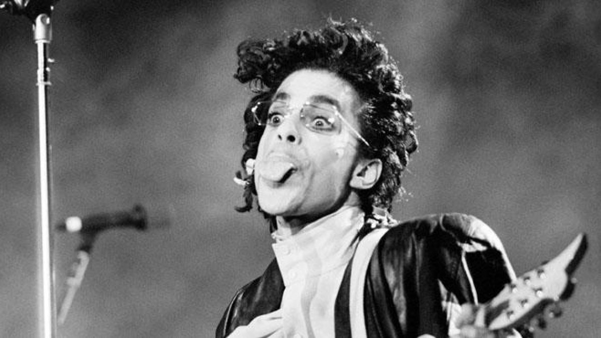 Prince interpreta
