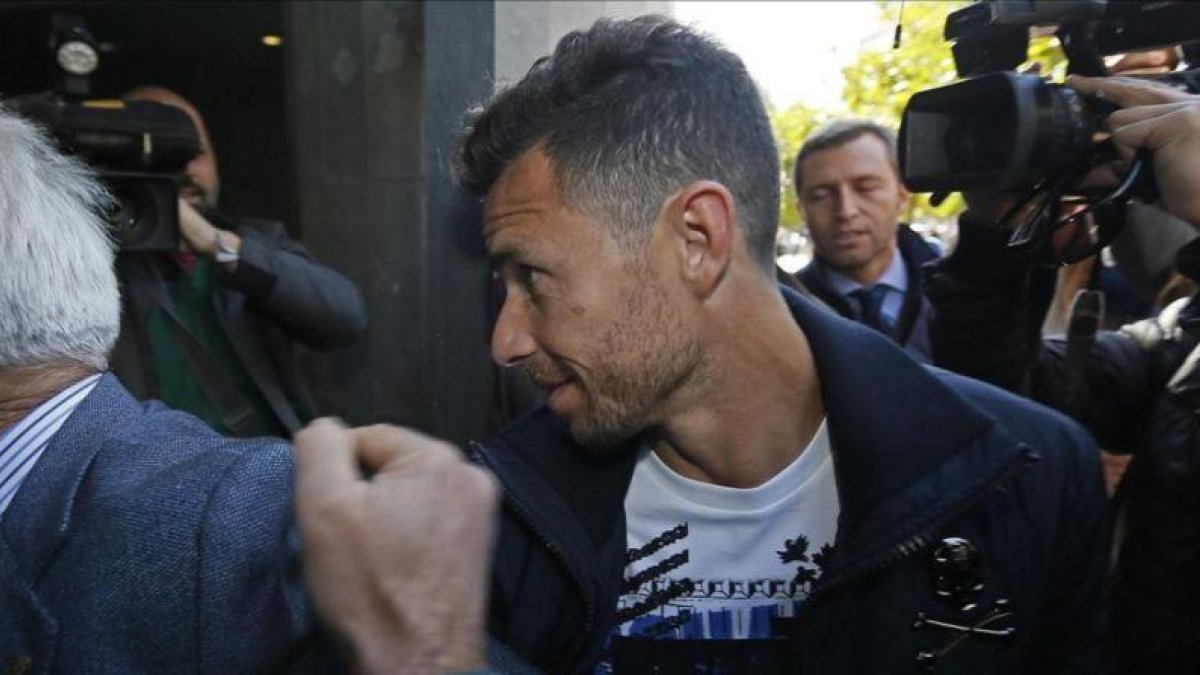 Rubén Castro entra este miércoles en los juzgados de Sevilla.-EFE / JOSÉ MANUEL VIDAL