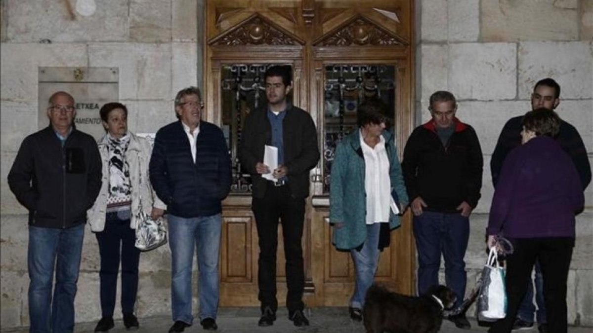 El alcalde de Alsasua y varios concejales del consistorio navarro.-EFE