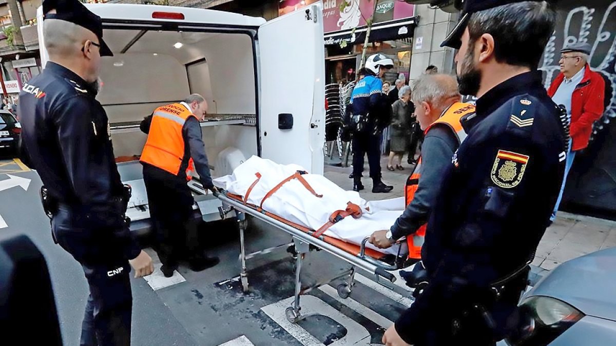 Personal de los servicios forenses retiran el cuerpo de María Aguña el 18 de octubre de 2018 en la Circular. J.M. LOSTAU
