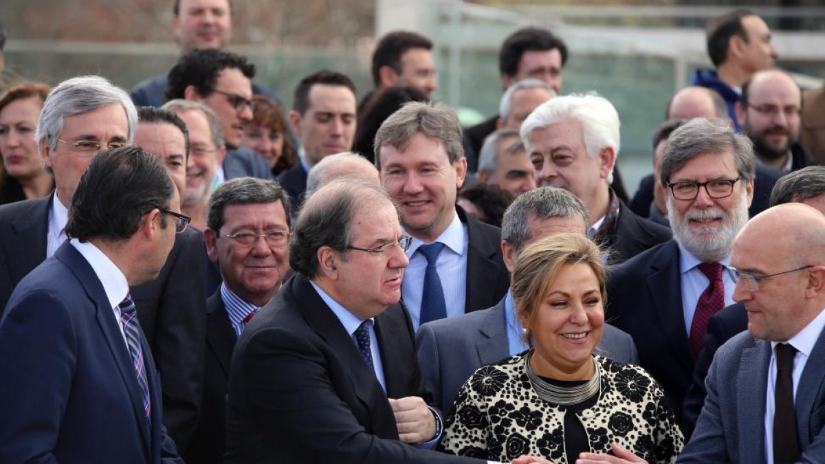 El presidente de la Junta de Castilla y León, Juan Vicente Herrera, saluda al presidente de la Diputación de Valladolid, Jesús Julio Carnero, junto a la vicepresidenta de la Junta y consejera de Empleo, Rosa Valdeón, y el presidente de la FRMP, Alfonso Po-ICAL