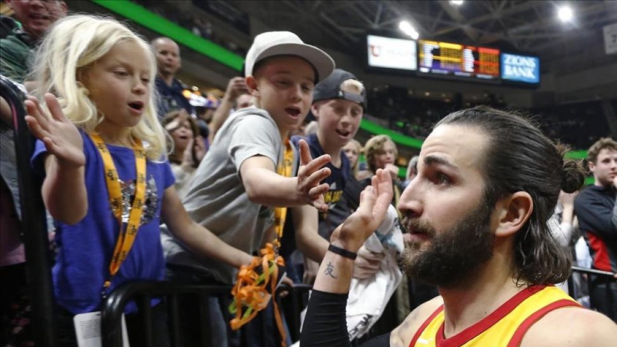 Ricky Rubio saluda a unos pequeños aficionados tras su exhibición ante los Lakers-/ RICK BOWMER (AP)