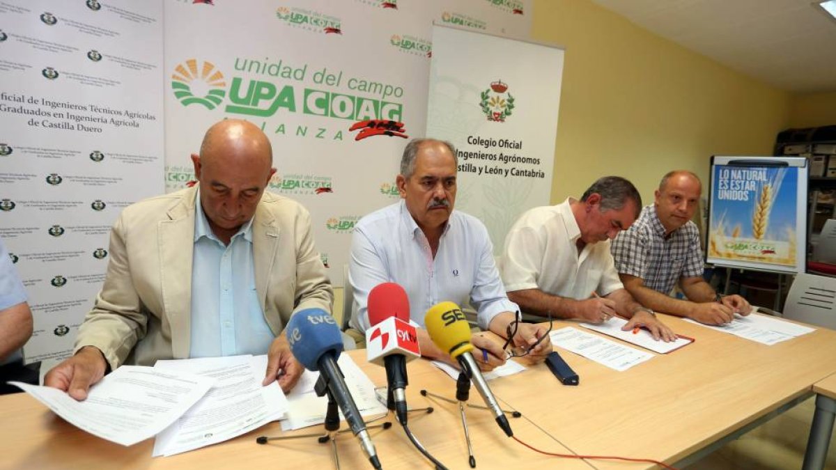 Los secretarios autonómicos de COAG y UPA, Aurelio Pérez (I) y Aurelio González (2I), y los Colegios Oficiales de Ingenieros Técnicos Agrícolas y de Ingenieros Agrónomos presentan las alegaciones al Plan Hidrológico de la Cuenca del Duero-Ical
