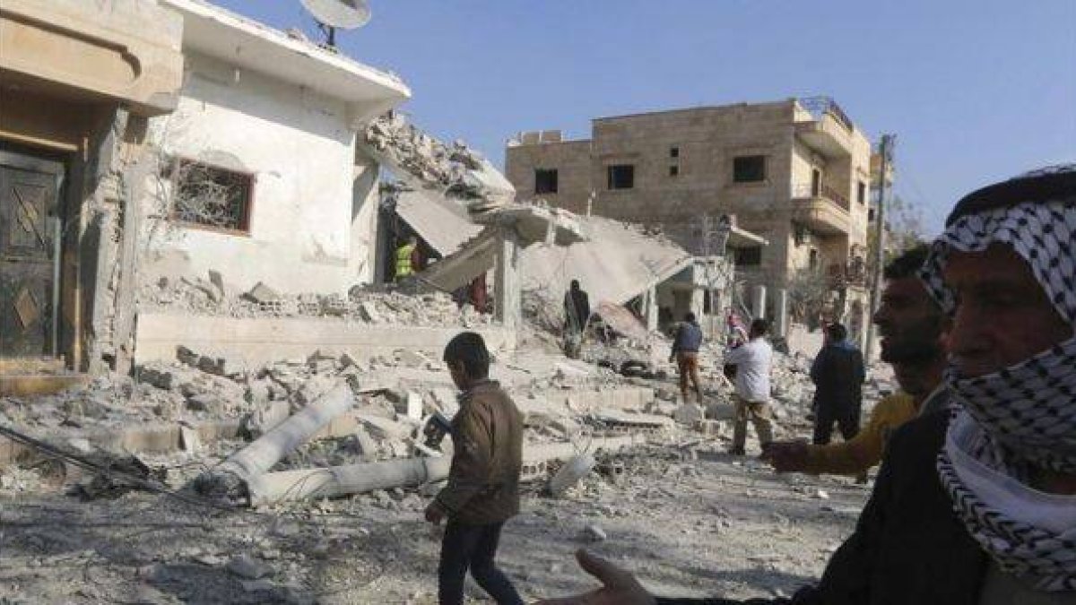 Civiles inspeccionan los restos de un bombardeo en Raqqa el 19 de Noviembre.-Foto: REUTERS / NOUR FOURAT