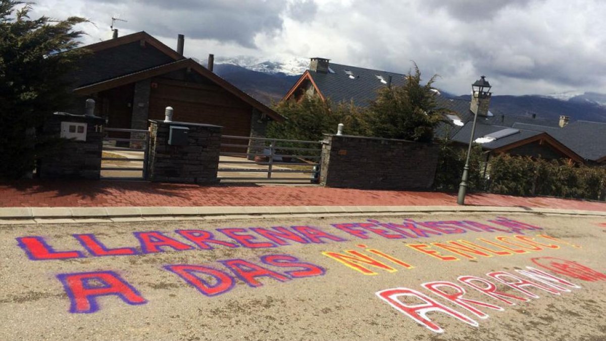 Pintada de Arran ante la casa del juez Llarena en Das (Cerdanya)-. / ARRAN (TWITTER)