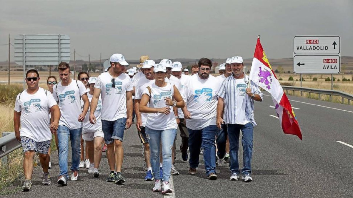 el presidente de la Diputación de Ávila, Jesús Manuel Sanchez Cabrera al incorporarse a la Marcha.-ICAL
