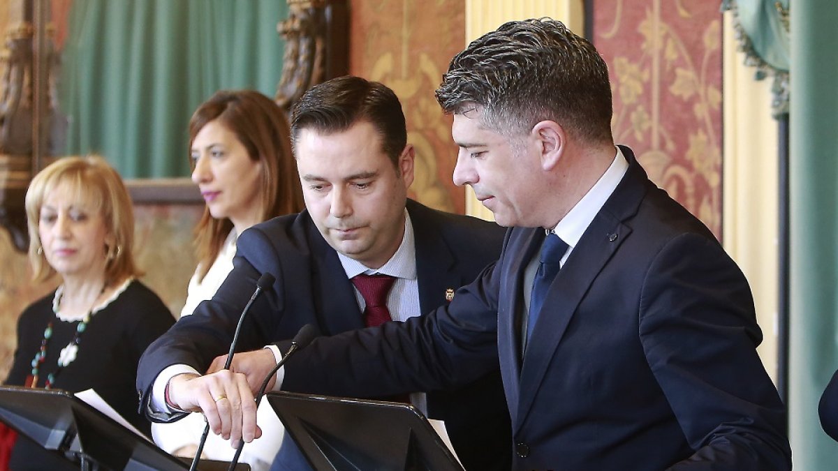 De la Rosa y Marañón escenificaron la rúbrica del pacto para salvar las cuentas municipales de Burgos. RAÚL OCHOA