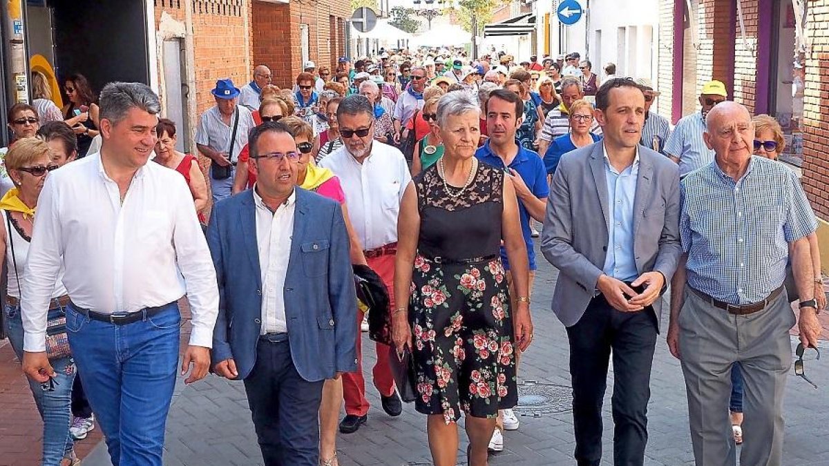 En el centro de la imagen Alfonso Romo, Adela Cabezas y Conrado Íscar en la inauguración de la XIX Convivencia de Asociaciones de Mayores, ayer.-E. M.