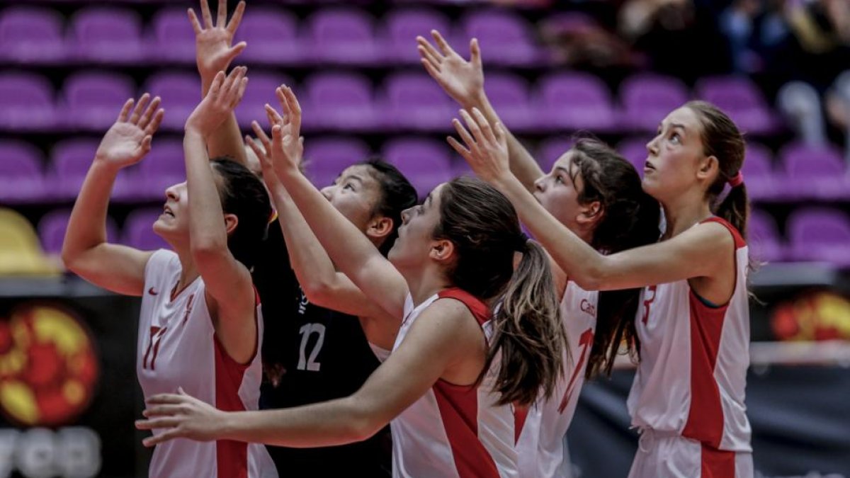 Jugadoras de la selección infantil femenina de Castilla y León pujan por un rebote ante La Rioja.-FEB